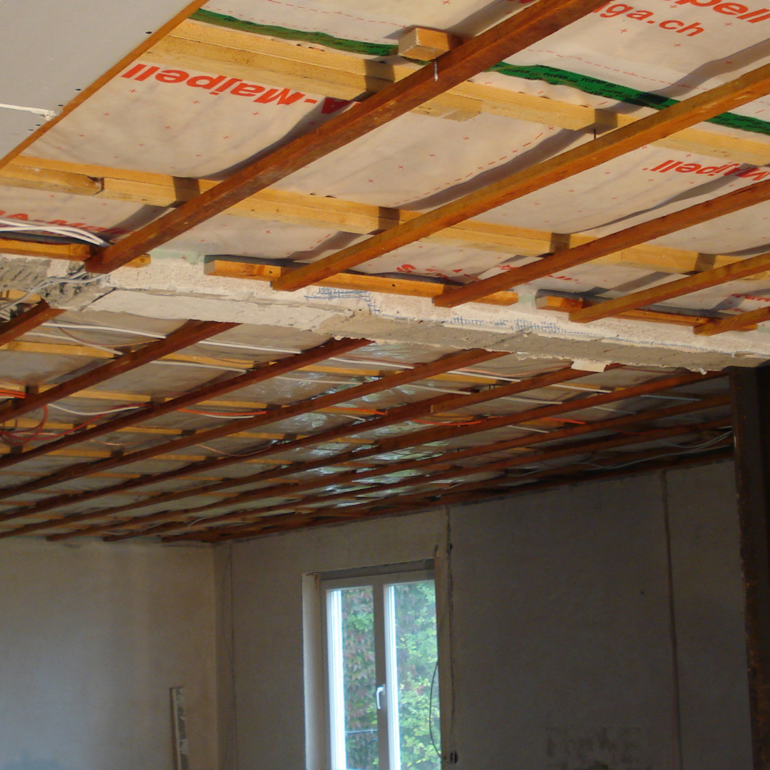 Gipskartonplatten-Vorbereitung für die Platten mit Dampfsperre und Holzkonstruktion