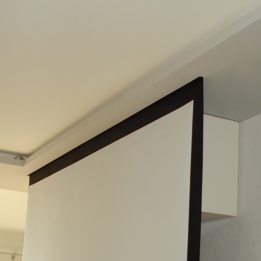 Schürzenbau mit Vorbau an der wand als Halter