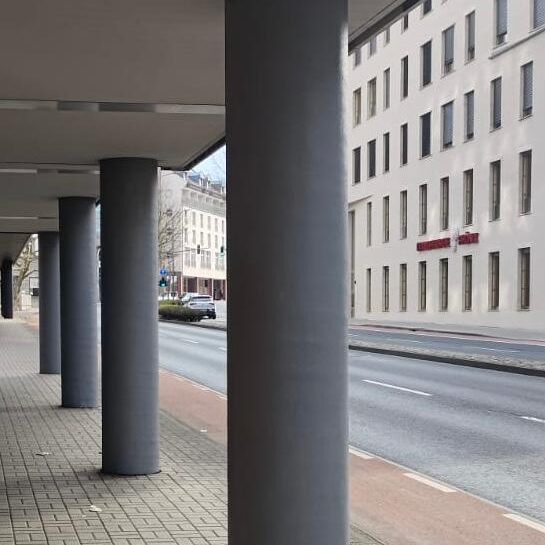 Gestrichene Pfeiler als Stützen der Außenstruktur