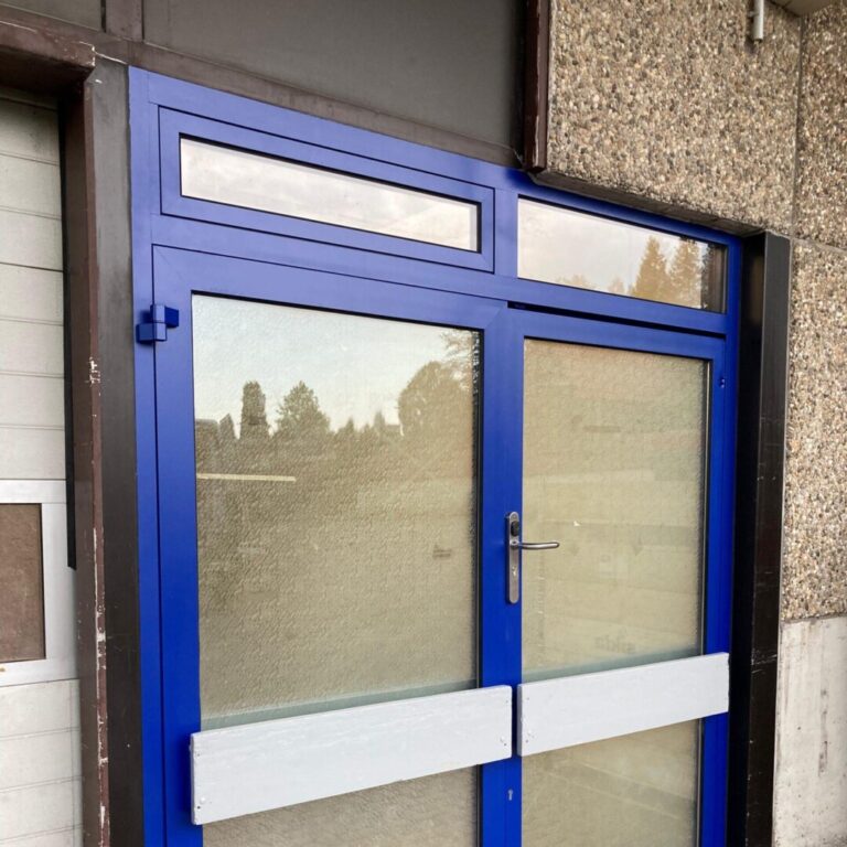 Türrahmen in blau eingelassen in den Hauseingang