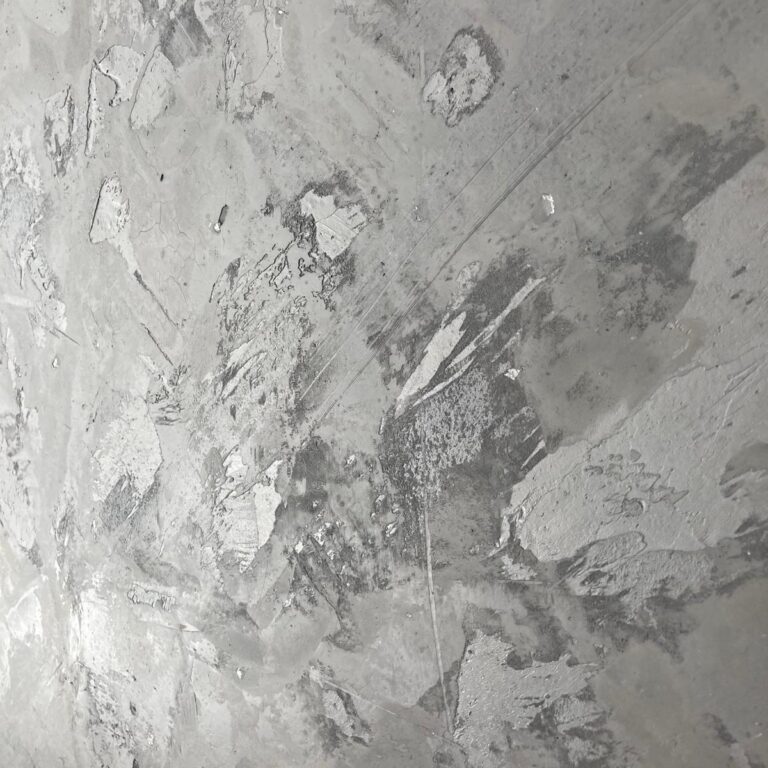 Graue Wand gestrichen in Kreativtechnik